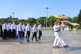 Gia Lai: Dâng hoa, dâng hương Chủ tịch Hồ Chí Minh tại Quảng trường Đại Đoàn Kết