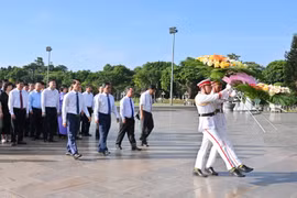 Gia Lai: Dâng hoa, dâng hương Chủ tịch Hồ Chí Minh tại Quảng trường Đại Đoàn Kết