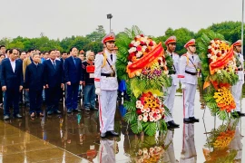 Lãnh đạo tỉnh Gia Lai dâng hoa, dâng hương viếng Chủ tịch Hồ Chí Minh và các Anh hùng liệt sĩ