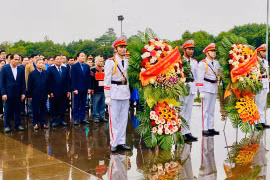 Lãnh đạo tỉnh Gia Lai dâng hoa, dâng hương viếng Chủ tịch Hồ Chí Minh và các Anh hùng liệt sĩ