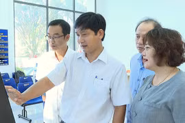 Bà Đinh Ly An-Trưởng Ban Pháp chế HĐND tỉnh Gia Lai (bìa phải) trao đổi với lãnh đạo Trung tâm Phục vụ hành chính công phường Pleiku. Ảnh: R'Piên