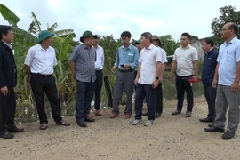 Phó Chủ tịch UBND tỉnh Dương Mah Tiệp kiểm tra tình hình ngập lụt tại xã Uar.