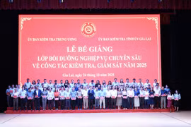 Bế giảng lớp bồi dưỡng nghiệp vụ chuyên sâu về công tác kiểm tra, giám sát. 