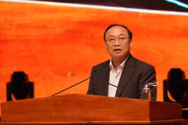 Đồng chí Thái Đại Ngọc-Ủy viên Trung ương Đảng, Bí thư Tỉnh ủy Gia Lai thông báo nhanh kết quả Hội nghị Trung ương 13 (khóa XIII). Ảnh: N.H