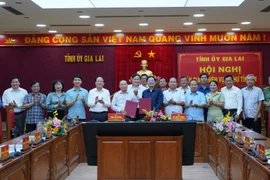 Bàn giao nhiệm vụ Bí thư Tỉnh ủy Gia Lai