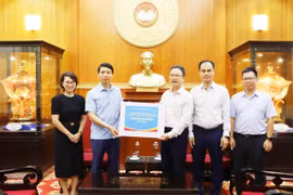 Phó Bí thư Tỉnh ủy Nguyễn Ngọc Lương trao 4 tỷ đồng hỗ trợ đồng bào mưa lũ tại Ủy ban Trung ương MTTQ Việt Nam.