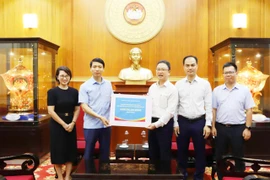 Phó Bí thư Tỉnh ủy Nguyễn Ngọc Lương trao 4 tỷ đồng hỗ trợ đồng bào mưa lũ tại Ủy ban Trung ương MTTQ Việt Nam.