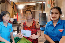 Trao tiền của Báo Gia Lai và bạn đọc hỗ trợ 2 hoàn cảnh khó khăn