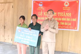 Bàn giao nhà tình nghĩa cho hộ nghèo tại “ốc đảo” Kon Pne