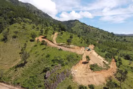 Đào xẻ sườn núi Chư Nâm mở đường trái phép, cảnh quan bị xâm hại