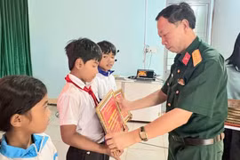 Lữ đoàn 234 trao kinh phí hỗ trợ cho học sinh khó khăn