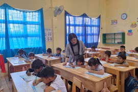 Cô hiệu trưởng “giữ lửa” cho học trò vùng biên