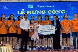Bóng chuyền nữ TP HCM nhận thưởng 1 tỉ đồng cho chiến tích thăng hạng
