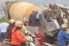 Tai nạn kinh hoàng ở khu công nghiệp, 2 tài xế mắc kẹt trong cabin