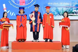 Em trai nhận bằng cử nhân, 5 chị gái rơi nước mắt