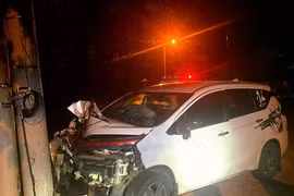 Kon Tum: Tài xế buồn ngủ, đâm xe vào trụ điện làm 2 người thương vong