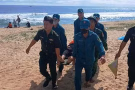 Rủ nhau đi tắm lúc biển động, một người chết, một người mất tích