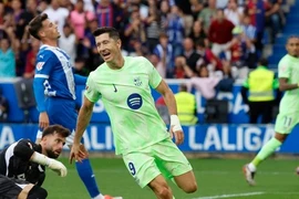 Lewandowski lập hat-trick, Barcelona tiếp tục bay cao trên đỉnh La Liga