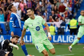 Lewandowski lập hat-trick, Barcelona tiếp tục bay cao trên đỉnh La Liga