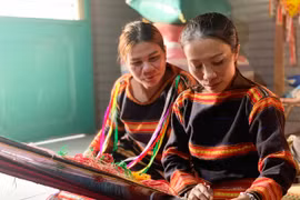Người giữ nghề dệt thổ cẩm ở Ia Rsươm