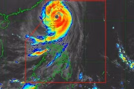 Siêu bão Kong-rey gây lo ngại với mắt bão 'khổng lồ', sắp mạnh cực đại