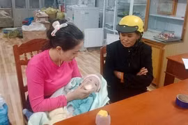 Bé gái 4 tháng tuổi bị bỏ rơi trong đêm