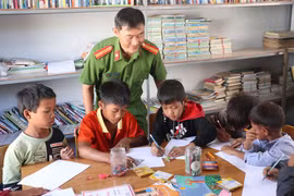 Nặng lòng với trẻ em vùng khó