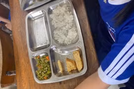 Suất ăn bán trú lèo tèo 3 miếng trứng, ít đỗ xào: TP Huế yêu cầu báo cáo