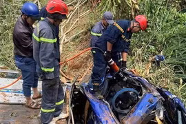 Lực lượng chức năng tổ chức cứu hộ xe tải gặp nạn