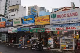 Phố độc lạ ở TP.HCM: Hơn 3 thập kỷ rực rỡ phố biển hiệu Lương Hữu Khánh