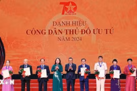 Vinh danh 10 'Công dân Thủ đô ưu tú' và tuyên dương 70 điển hình tiên tiến
