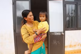 Vợ chồng nghèo cưu mang cháu bé bị bỏ rơi