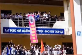 Clip xúc động hàng nghìn học sinh bí mật tổ chức lễ chia tay thầy hiệu trưởng