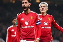 HLV tạm quyền Van Nistelrooy ra tay, Man United thắng tưng bừng League Cup