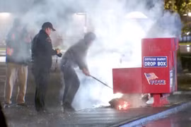 FBI tiến hành điều tra vụ việc phóng hỏa các thùng phiếu bầu cử Mỹ