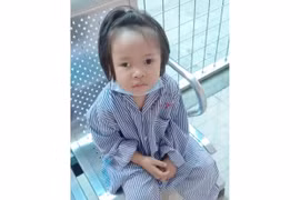 Bé gái bị ung thư võng mạc cần được giúp đỡ