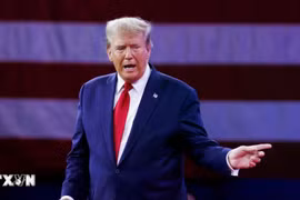 Hai ứng viên Tổng thống Mỹ vận động tranh cử xuyên đêm tại các bang chiến trường