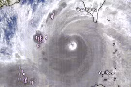 Hình ảnh mắt siêu bão Krathon giật cấp 17 trên Biển Đông