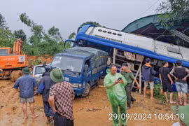 Sạt lở, lũ quét vùi lấp nhiều nhà và xe ở Hà Giang, 10 người bị thương 