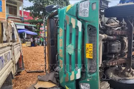 Lật xe chở gỗ dăm tại Quy Nhơn, đè 3 người đi xe máy tử vong