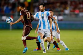 Messi trở lại nhưng Argentina đánh rơi chiến thắng ở Venezuela