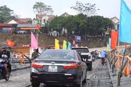 Cầu phao Phong Châu thông xe trở lại