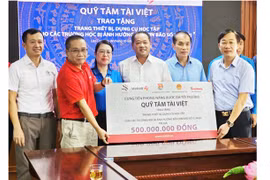 Cùng Tiền Phong nâng bước em tới trường trao tặng 500 triệu đồng cho học sinh Lào Cai