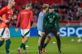 HLV Hungary ngất xỉu, co giật giữa trận đấu