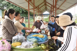 Rộn ràng chợ phiên Đăk Rơ Wa