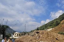Sạt lở 20.000m3 đất đá, tuyến đường chính lên Sa Pa tắc nghẽn