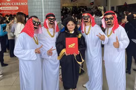 Cô gái vỡ òa cảm xúc vì bất ngờ 'trai Trung Đông' đến chúc mừng tốt nghiệp