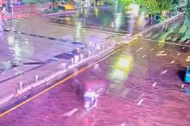 Công an quận 1 tìm thanh niên tông 2 cô gái người nước ngoài bị camera ghi lại