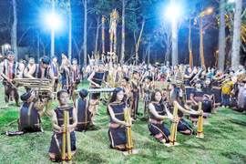 Âm vang cồng chiêng giữa lòng phố núi