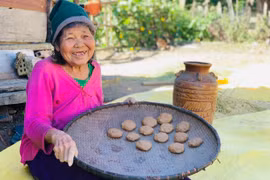 Cụ bà 80 tuổi vẫn đam mê ủ rượu cần truyền thống